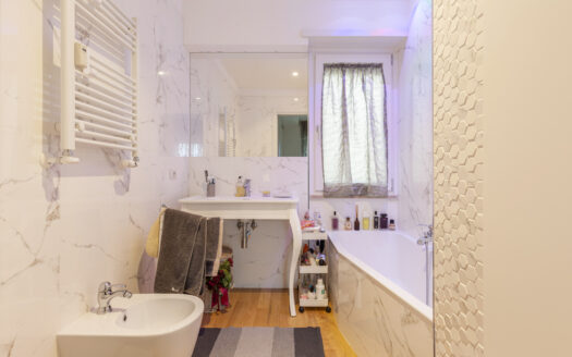 SPLENDIDO TRILOCALE FINEMENTE RISTRUTTURATO ZONA EUR TORRINO VIA FIUME BIANCO