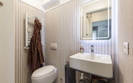 SPLENDIDO TRILOCALE FINEMENTE RISTRUTTURATO ZONA EUR TORRINO VIA FIUME BIANCO