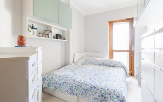 BILOCALE RISTRUTTURATO IN VIA LUIGI DE MARCHI CON BOX AUTO