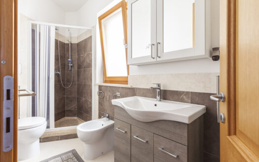 BILOCALE RISTRUTTURATO IN VIA LUIGI DE MARCHI CON BOX AUTO