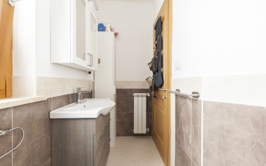 BILOCALE RISTRUTTURATO IN VIA LUIGI DE MARCHI CON BOX AUTO