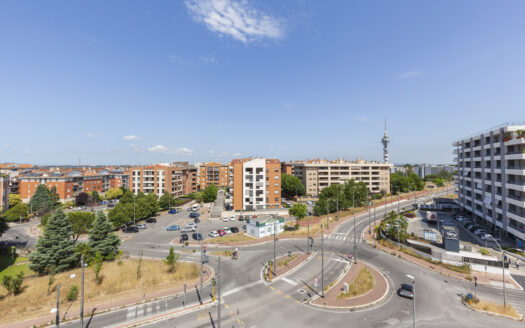 BILOCALE RISTRUTTURATO IN VIA LUIGI DE MARCHI CON BOX AUTO