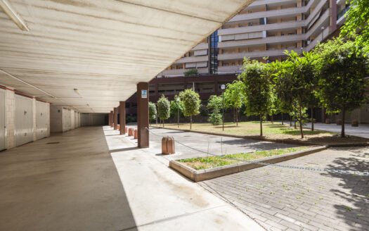 BILOCALE RISTRUTTURATO IN VIA LUIGI DE MARCHI CON BOX AUTO