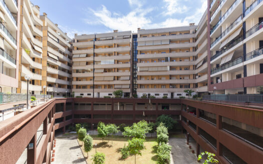 BILOCALE RISTRUTTURATO IN VIA LUIGI DE MARCHI CON BOX AUTO