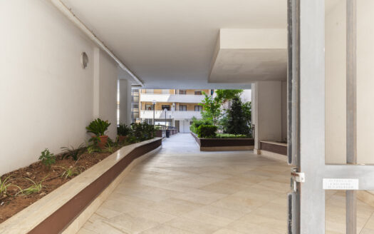 BILOCALE RISTRUTTURATO IN VIA LUIGI DE MARCHI CON BOX AUTO