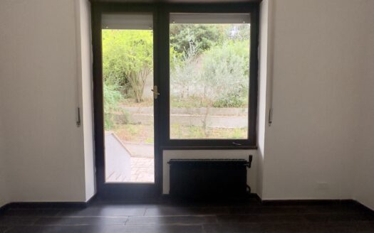 Vendesi Appartamento Torrino Mostacciano in viale Beata Vergine del Carmelo con ampio giardino