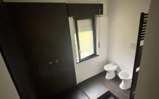 Vendesi Appartamento Torrino Mostacciano in viale Beata Vergine del Carmelo con ampio giardino