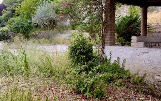 Vendesi Appartamento Torrino Mostacciano in viale Beata Vergine del Carmelo con ampio giardino