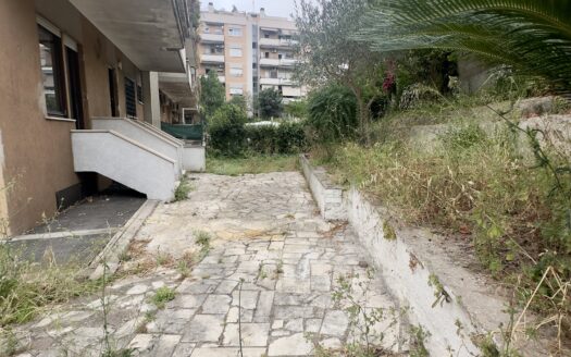 Vendesi Appartamento Torrino Mostacciano in viale Beata Vergine del Carmelo con ampio giardino