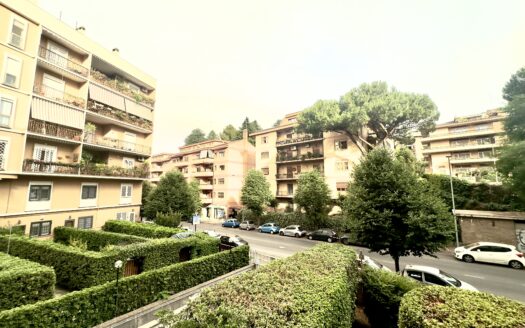 Vendesi Appartamento Torrino Mostacciano in viale Beata Vergine del Carmelo con ampio giardino